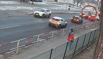 VIDEO: Centimetre od obrovskej tragédie. Mestský policajt v Nových Zámkoch zachránil deti pred rútiacim sa autom