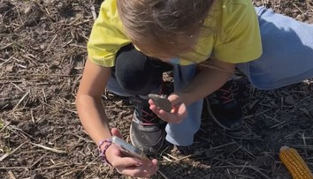 Počas prechádzky objavila niečo nečakané. Malej archeologičke vďaka pozornému oku neušla praveká vzácnosť