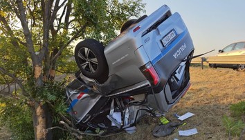 VIDEO: Dvaja policajti sa zranili pri dramatickej nehode na D1. Ich auto prerazilo zvodidlá a skončilo na streche