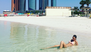 Telo bohyne. Sexy tanečnica z Tvoja tvár znie povedome v plavkách