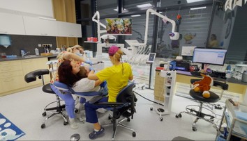 Dvojičky s autizmom odmietali zubári ošetriť. U tejto lekárky do kresla sadajú bez boja