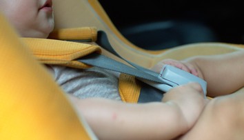 Otec zabudol cestou do práce odviezť dieťa do jaslí. Nechtiac ho nechal v aute, zomrelo na prehriate