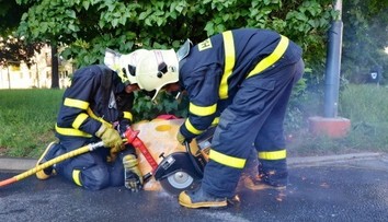 Video z kuriózneho zásahu hasičov. Žena sa zasekla v kanáli