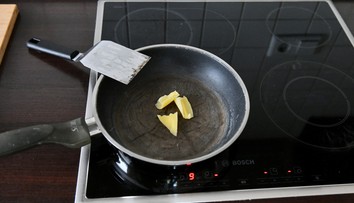 Nový test preveril rozšírený mýtus: Uvoľňujú teflónové panvice pri poškriabaní nebezpečné chemikálie?