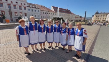 FOTO a VIDEO: Banskú Bystricu zaplavili tisíce ľudí v krojoch. Stred Slovenska ožil tradíciami