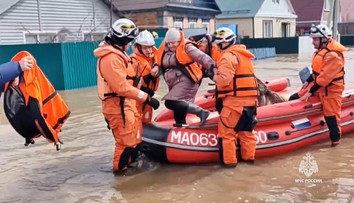 Záplavy v ruskom meste Orsk. Po pretrhnutí hrádze evakuovali úrady vyše 4000 ľudí