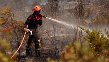 Vo Francúzsku naďalej zúria lesné požiare. Museli evakuovať aj luxusné letovisko