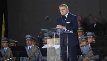 FOTO: EÚ je slabá, OSN bezvýznamná a NATO sa rozpadáva, povedal premiér počas osláv konca druhej svetovej vojny