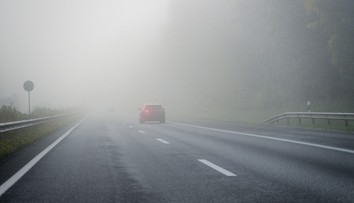 Viaceré časti Slovenska potrápi hmla. Hydrológovia vydali aj výstrahu pred povodňou