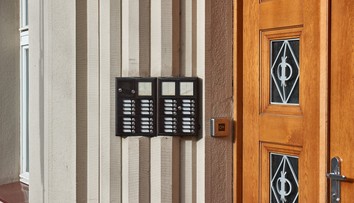 Obyvatelia bytovky sa sťažovali na vtipkára, ktorý ich budí zvonením. Výjazd policajnej hliadky mal bizarné rozuzlenie