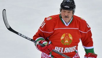 VIDEO: Pri gólovej strele bieloruského prezidenta sa akoby zastavil čas. Lukašenkova „žabka“ baví sociálne siete