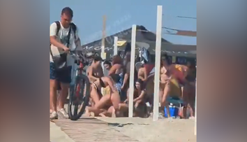 VIDEO: Mlátili sa muži aj ženy. Ruská hudba spustila hromadnú bitku na pláži v Odese