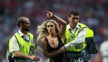Pamätáte si na narušiteľku finále LM? Zvodná blondínka mala ďalší diabolský plán