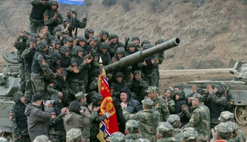 Kim Čong-un sa pripojil k svojim vojakom, počas výcviku sadol do tanku