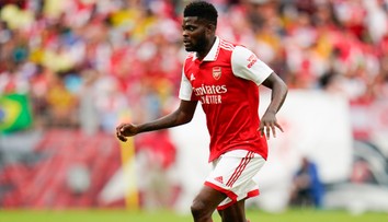 Bývalú hviezdu Arsenalu prepustili na kauciu. Partey čelil závažným obvineniam, no všetky odmieta