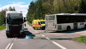 Nehoda na strednom Slovensku. Zrazil sa autobus s kamiónom