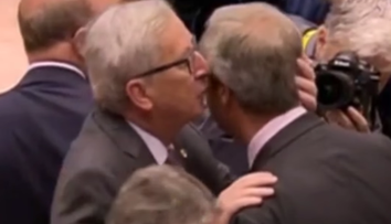 Prečo ste tu? Chcete predsa odísť, podpichol Juncker Faragea