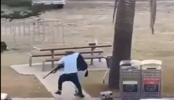 Hrdinu z austrálskej pláže zachytilo video: Muž holými rukami spacifikoval strelca