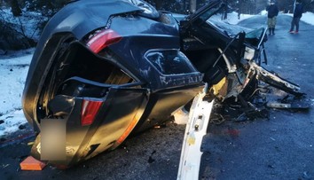 Pri Oravskej Polhore našli v strome havarované auto, vodič nejavil známky života