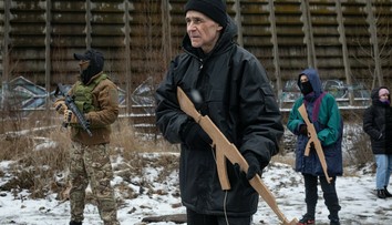 Mladí aj starí: Ukrajinci sú pripravení brániť svoju vlasť. Civilisti trénujú s drevenými zbraňami