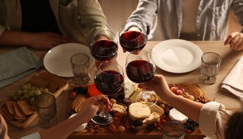 Zvykne vám po vypití alkoholu sčervenať pokožka? Nemali by ste to ignorovať