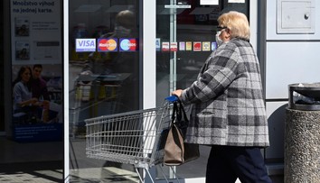 Zrušia sa otváracie hodiny pre seniorov? Reťazce by zmenu privítali