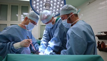 Všeobecná zdravotná poisťovňa ruší zmluvy s jednodňovými klinikami. Tisícky ľudí sa tak nevyhnú hospitalizácii