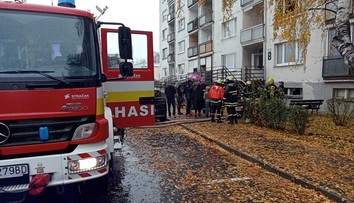 FOTO: Veľký požiar v Topoľčanoch. Bytovku evakuovali, viacero ľudí sa zranilo