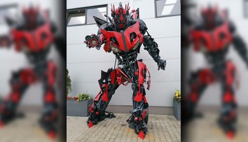 Zvárač z Humenného poskladal z troch áut takmer 5-metrového transformera