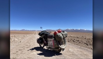 Mladý Michalovčan prekonal svetový rekord. Na starej motorke obišiel celý svet