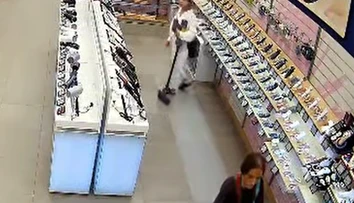 VIDEO: Takto „nenápadne“ zmizol z obchodu vysávač za takmer tisíc eur. Spoznávate ženy na záberoch?