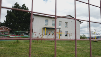 Dievčatko uhryzla zmija priamo v areáli škôlky v Poprade