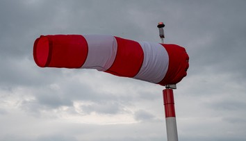 Meteorológovia varujú pred mohutnou víchricou. Vydali výstrahy druhého stupňa pred vetrom na horách