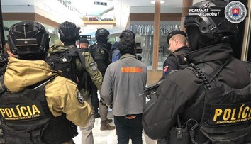 Kukláči v bratislavskom Auparku zadržali muža (38), ktorý sa vyhrážal výbušninou