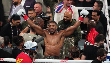 VIDEO: Hviezdny boxer Anthony Joshua mal nehodu v Afrike. Dvaja ľudia zahynuli
