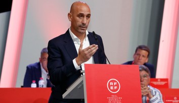 VIDEO: Po známej kauze musel odstúpiť z funkcie. Luis Rubiales zažil ďalší nepríjemný incident