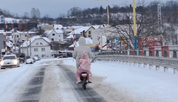 Fotka z východného Slovenska, ktorá mnohých pobúrila. Žena s dieťaťom sa vezú po zasneženej ceste