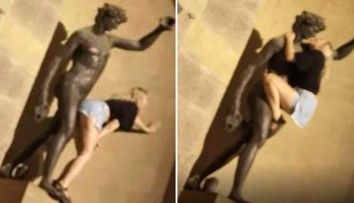 Turistka zneuctila sochu boha Bacchusa. Tvárila sa, že s ňou má pohlavný styk