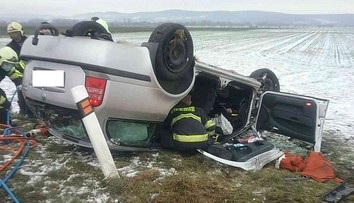 Vážna nehoda pri Piešťanoch. Po zrážke troch áut skončilo jedno na streche