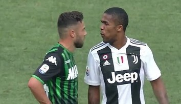 VIDEO: Ronaldov zápas zatienil jeho spoluhráč. Najprv dal súperovi lakeť, potom pľuvanec