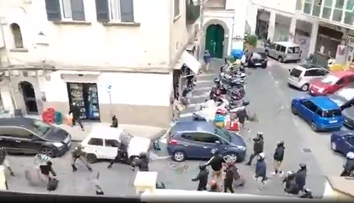 VIDEO: Šialené scény pred zápasom Ligy majstrov v Neapole. Skupiny fanúšikov mali v uliciach otvorený konflikt