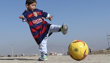 Rodina chlapca, ktorému Messi daroval dres, prežíva peklo