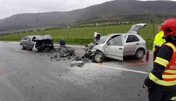 Fabia začala po čelnej zrážke s mercedesom horieť. Pri vážnej nehode pri Hrhove prišla o život spolujazdkyňa (†53)