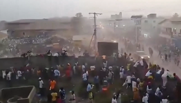 „Dievčatá a deti boli pošliapané. Bolo to hrozné.“ Tragédii na futbale predchádzala nezvládnutá organizácia