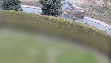 VIDEO: Nadrogovaný a bez vodičského preukazu. Muž vrazil v plnej rýchlosti do stromu