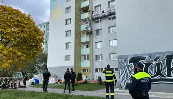 Tragédia v bratislavskej Petržalke. Odtrhla sa plošina s robotníkmi, jeden z nich pád neprežil