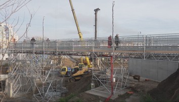 V Seredi pred viac ako dvoma rokmi náhle uzavreli dôležitý most. Na nový miestni ešte stále čakajú