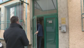 Kto ešte vedel o komunikácii so Zsuzsovou? Glváč mlčí a pred kamerou ušiel