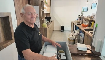 Má 79 rokov a po operácii srdca nezostal sedieť doma. Ján zo Svidníka roznáša obedy