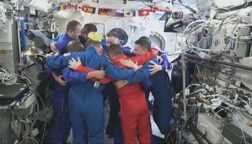 Tradičná štafeta na Medzinárodnej vesmírnej stanici. Astronauti si symbolicky odovzdali velenie